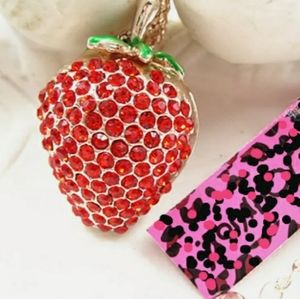 Pretty! Crystal Strawberry Charm w/Free Chain 📿🍓